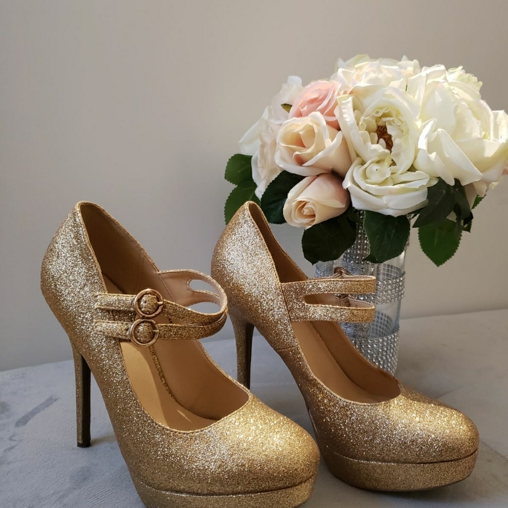 Gold sparkling shoes